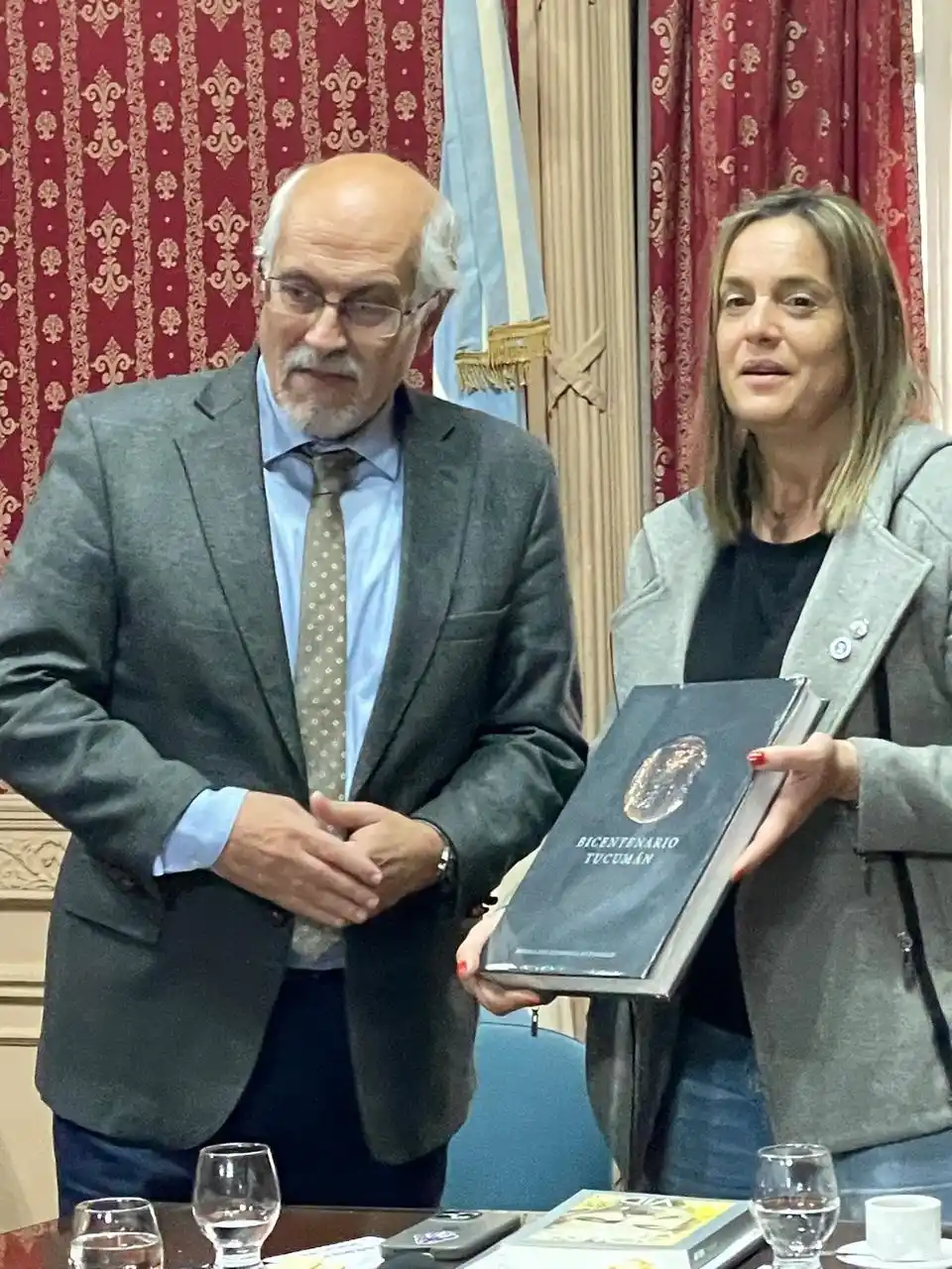 ENCUENTRO. Héctor Viñuales, titular de la Federación Económica, entrega un obsequio a Sarnari.