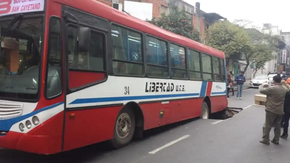 Recuerdos fotográficos: 2016. Cuando la calle Córdoba casi se “tragó” un ómnibus