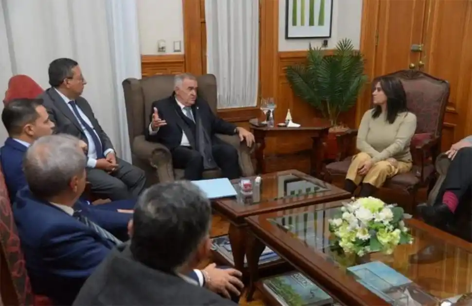 EN CASA DE GOBIERNO. El mes pasado, el gobernador se reunió con la intendenta y concejales taficeños. 