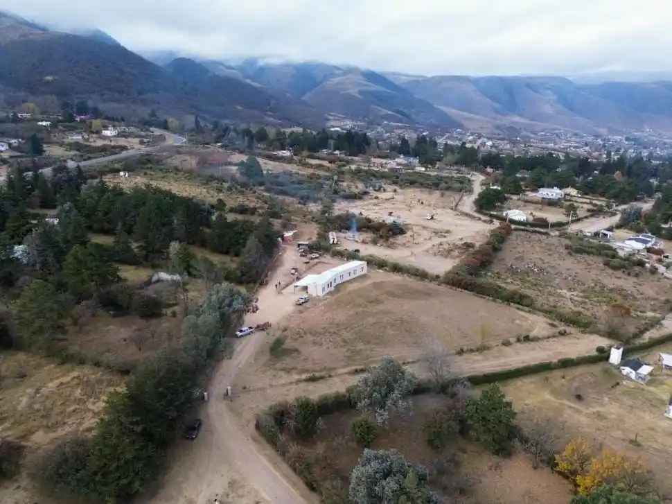 LA QUEBRADITA. Vista aérea de un sector del espacio verde que está ocupado por una vivienda muy cerca de la comisaría. Más atrás, un terreno del que, según los vecinos, se extraen áridos.  LA GACETA / FOTO DE MATÍAS VIEITO
