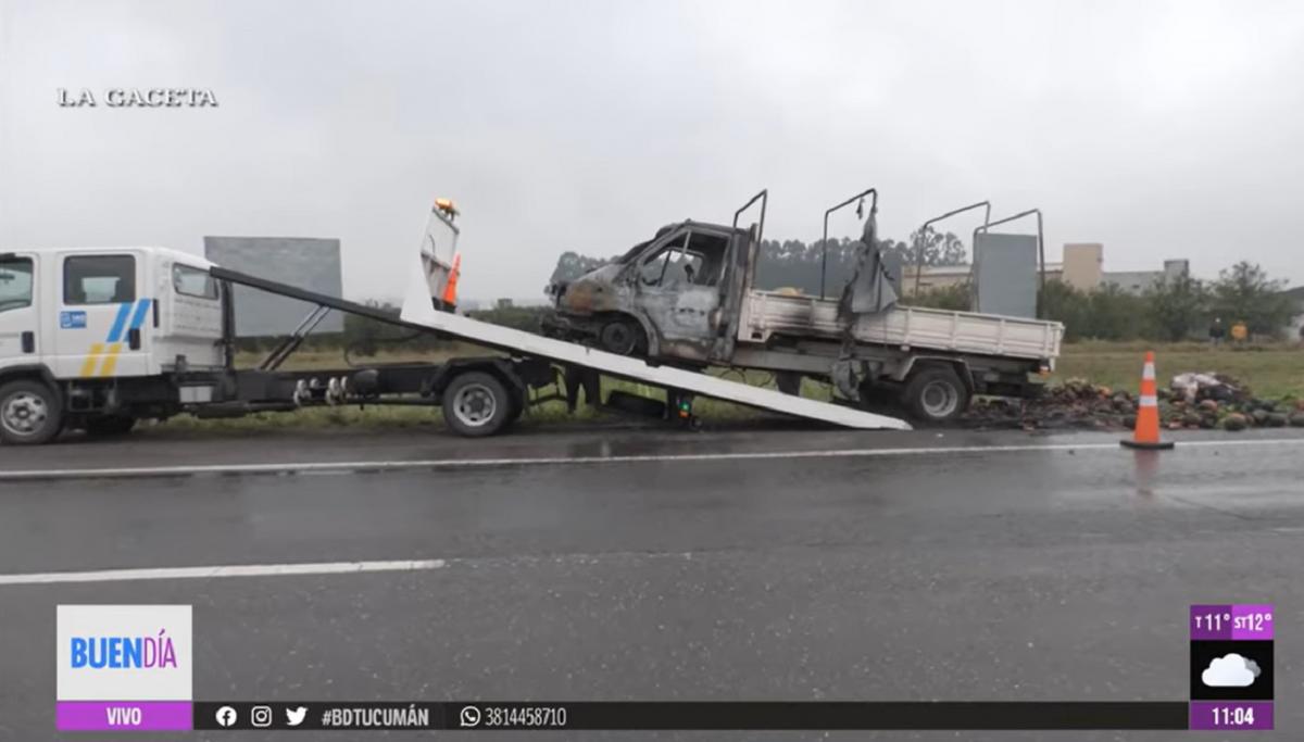 Una camioneta se incendió en la Ruta 9 y dos personas salvaron su vida de milagro