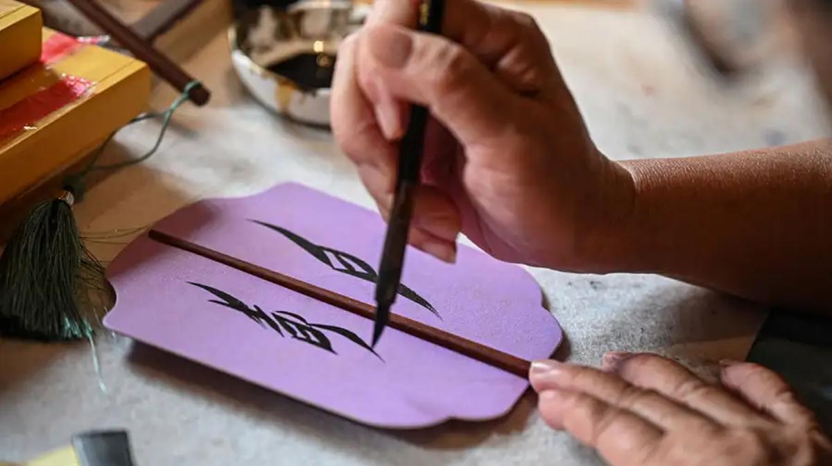 EN LA ACTUALIDAD. Estudiantes chinos aprenden el lenguaje fonético inventado por mujeres que no tenían acceso a la educación, y lo difunden en redes y talleres. / AFP
