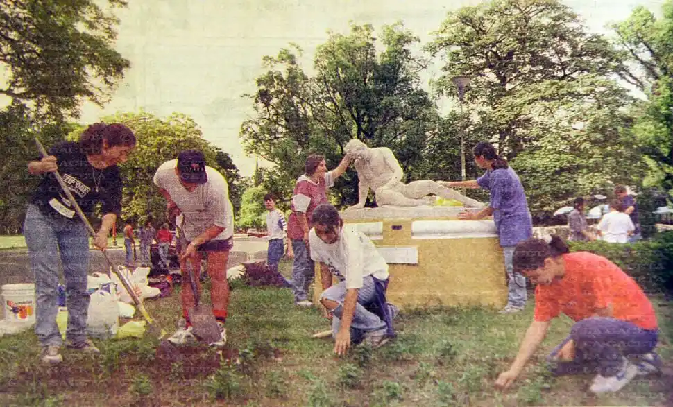 Recuerdos fotográficos: 1995. Cientos de estudiantes le lavaron la cara al parque 9 de Julio