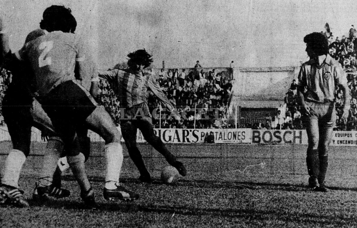 ANOTÓ EL DESCUENTO. Kempes marcó el 2-1 en el partido contra la Liga Tucumana.