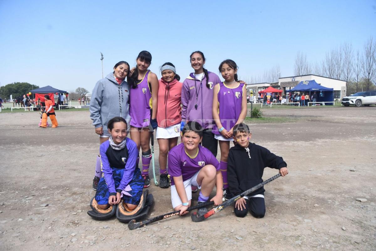 DESDE SALTA. La delegación de Grand Bourg disfrutó de un sábado a puro hockey. Foto: Analia Jaramillo - LA GACETA