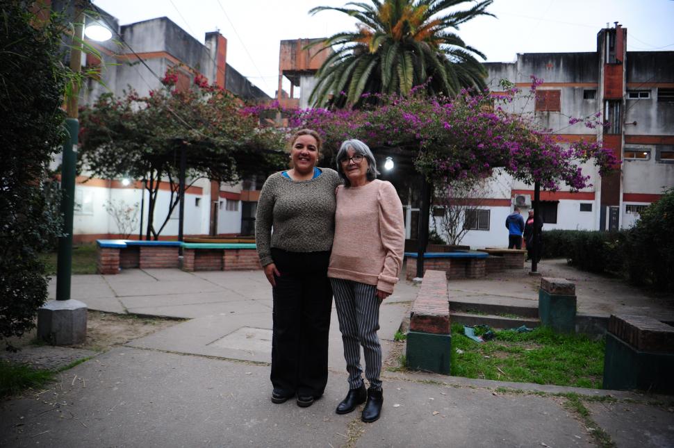 LEGADO FAMILIAR. Daniela con su madre, Irma, en la plaza del barrio.