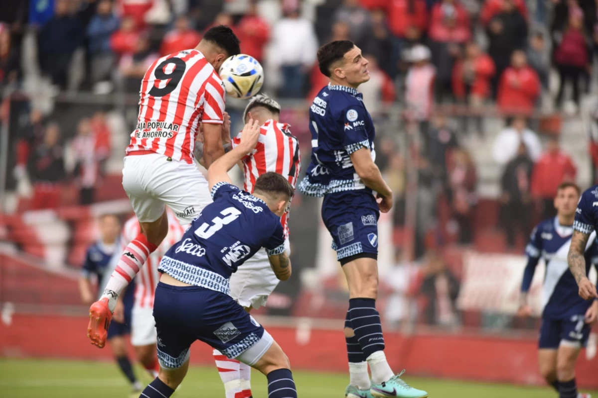 POR LOS AIRES. Martín Pino y Franco García intentan cabecear juntos una pelota, en lo que fue una tarde para el olvido.