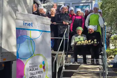 De la panadería a la mecánica: la escuela sobre ruedas que recorre los barrios de Tucumán
