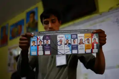 Elecciones en Bolivia: cerraron los comicios y comienza el recuento con dos candidatos de derecha como favoritos