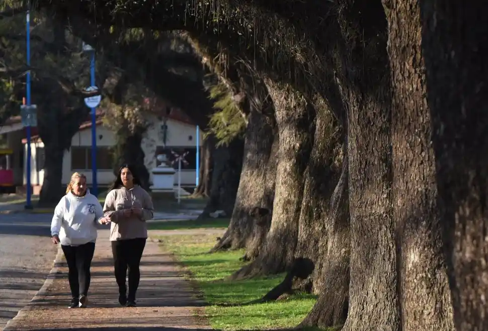 CAMINAR Y DISFRUTAR. En una jornada tan especial, el comportamiento de quienes vayan al parque tiene que ser consciente y responsable. la gaceta / fotos de osvaldo ripoll