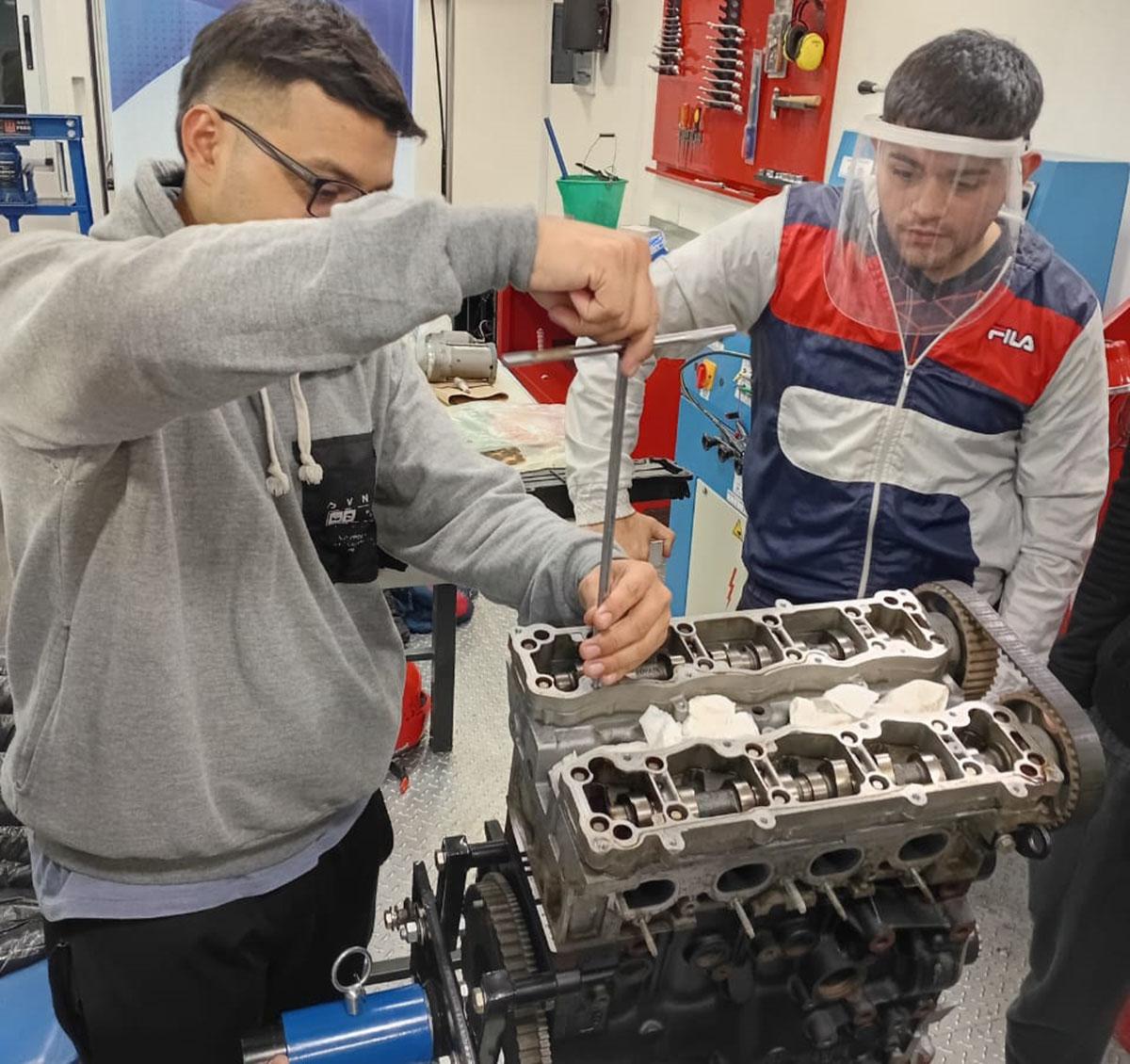 BUEN EQUIPAMIENTO. Los talleres cuentan con máquinas y herramientas.