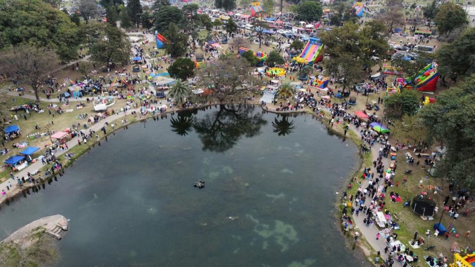 IMPORTANTE CONCURRENCIA. Aunque cada fin de semana el pulmón verde es visitado por cientos de personas, ayer los presentes fueron miles más.