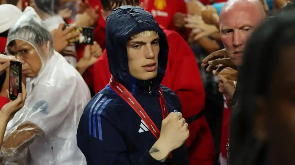 Hinchas de Manchester United destrozaron un mural de Garnacho y crece la tensión por su inminente salida