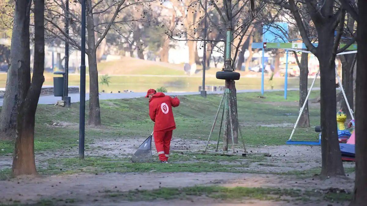 Limpieza en el Parque 9 de Julio. FOTO ANALÍA JARAMILLO. LA GACETA