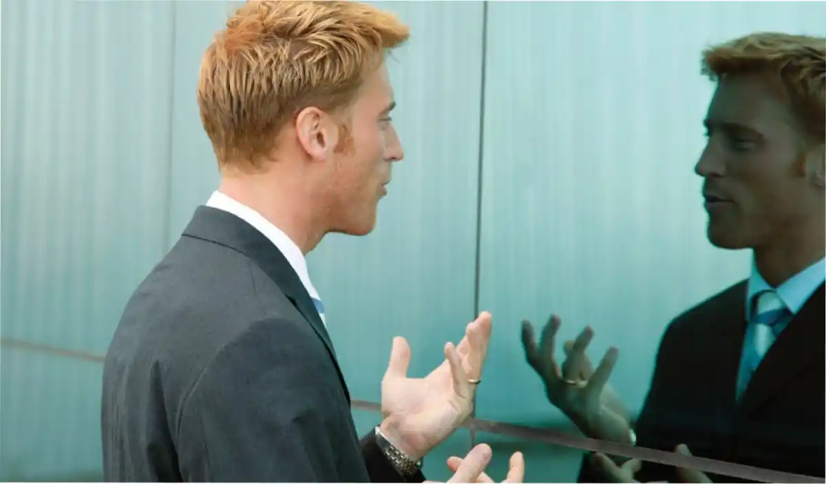 ¿Qué dicen los expertos sobre las personas que hablan solas?