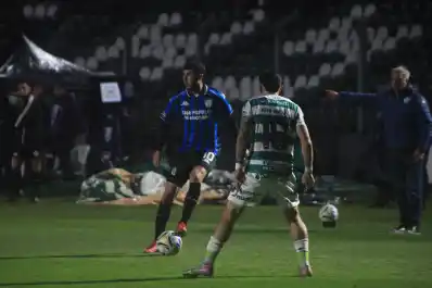 Bajo la lluvia de Junín, Atlético Tucumán logró un empate que alivia, pero no despeja la tormenta