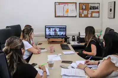 Los argentinos prefieren el trabajo híbrido, aunque la mayoría sigue en la oficina