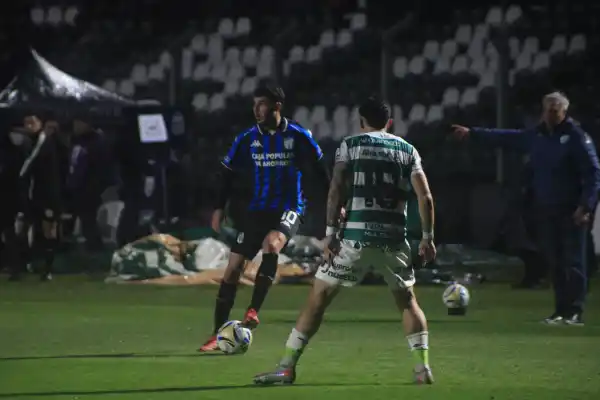 Bajo la lluvia de Junín, Atlético Tucumán logró un empate que alivia, pero no despeja la tormenta