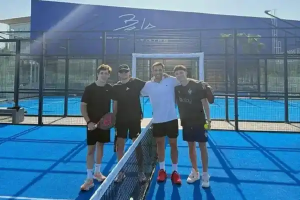 Colapinto disfruta de las vacaciones en España, mientras practica otros deportes