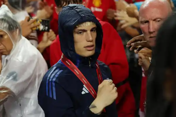 Hinchas de Manchester United destrozaron un mural de Garnacho y crece la tensión por su inminente salida