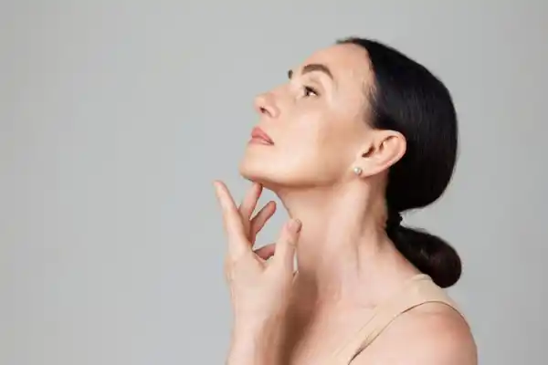 Por qué envejecemos más rápido a los 44 y a los 60 años, según la ciencia