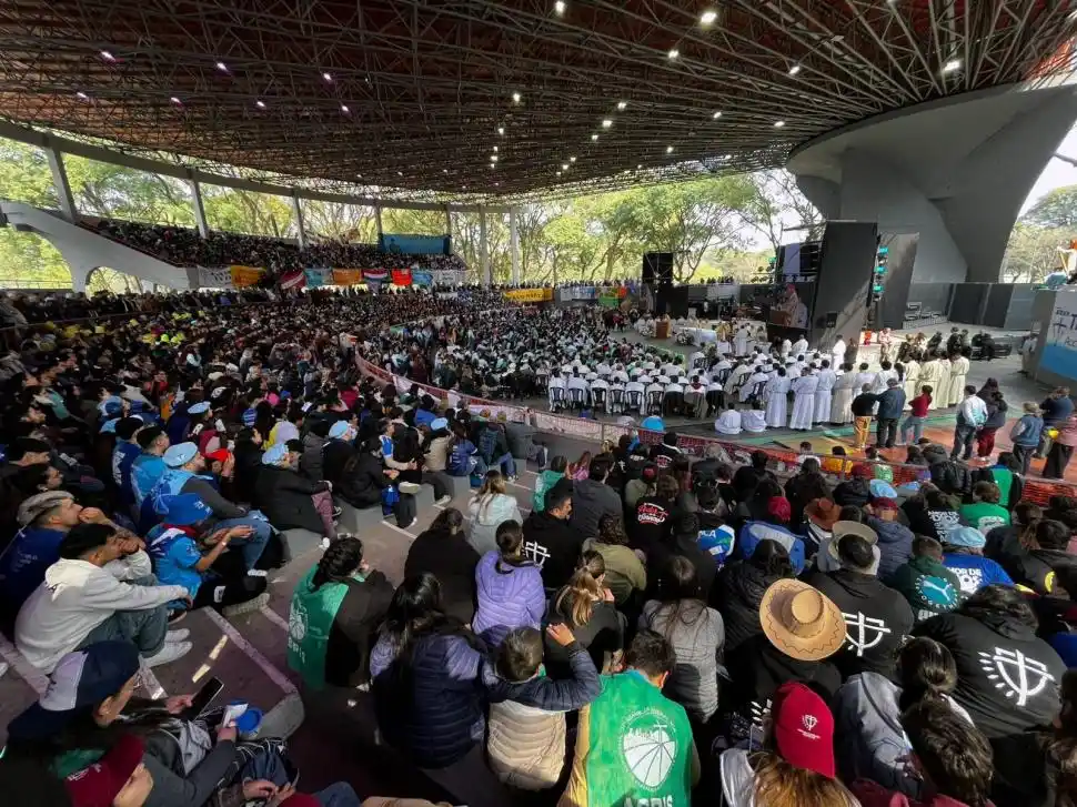 MULTITUD. Las casi 5.000 personas escucharon la misa de obispo Jorge Lozano y el anuncio de las autoridades.