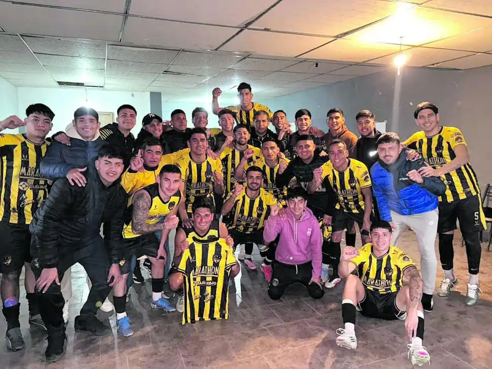 TODOS UNIDOS. Los jugadores de Talleres celebraron el debut victorioso.