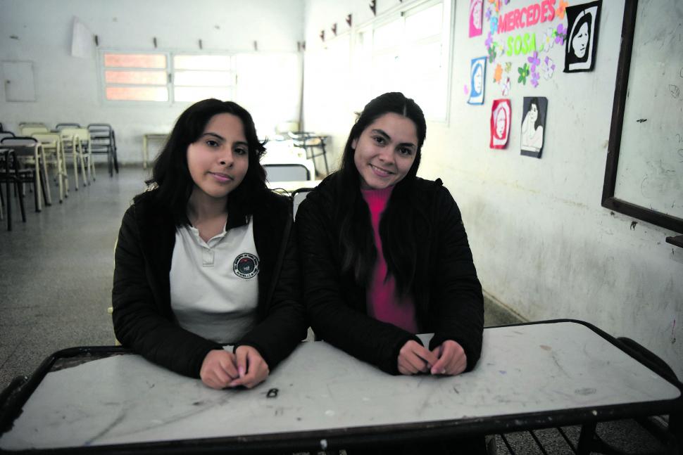 TRABAJO EN EQUIPO. Zoe y Mica se complementan para estudiar