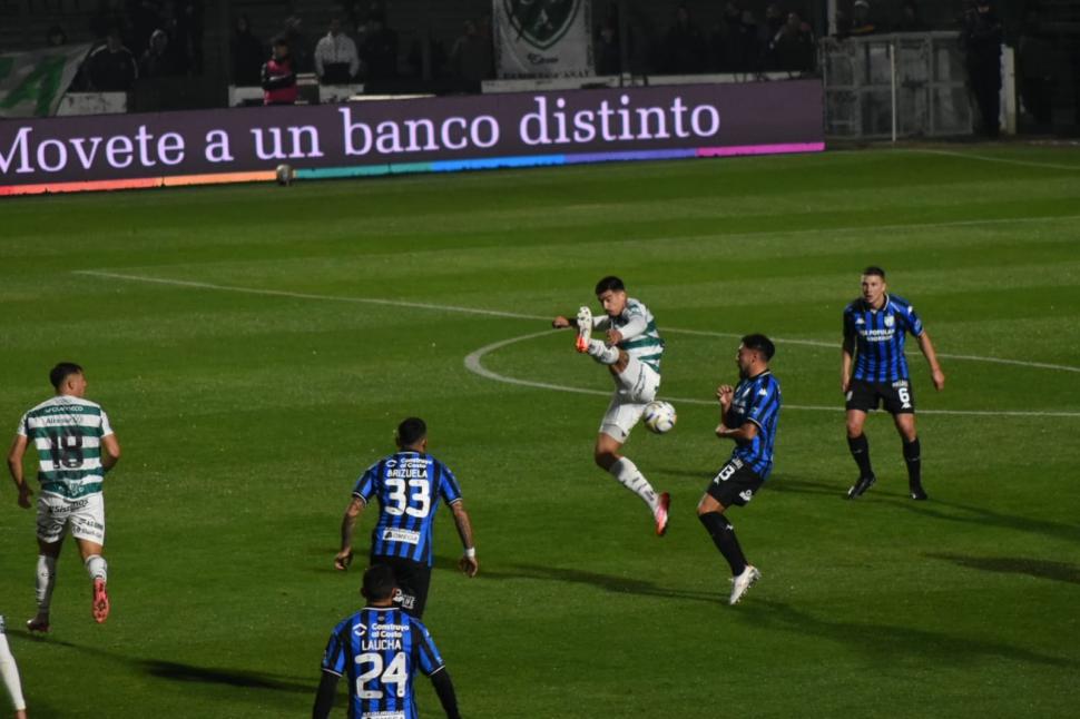 DISPUTA. Ardaiz y Marcelo Ortiz luchan por una pelota cerca del área.