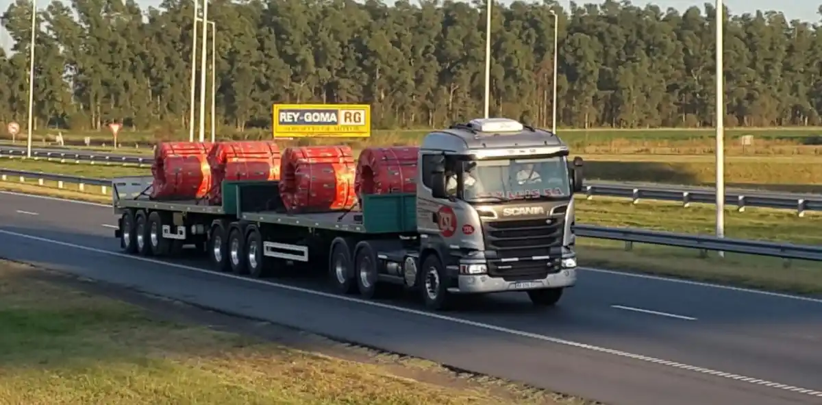 Camiones bitrenes, en las rutas del país. TRANSPORTE