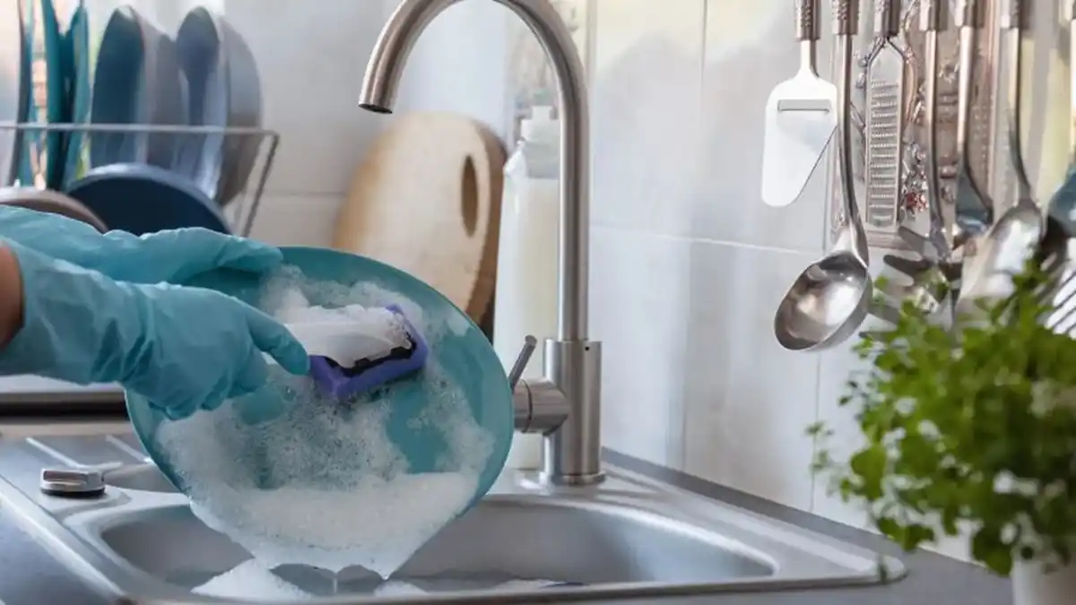 La nueva alternativa a la esponja: cómo lavar los cubiertos para que recuperen su brillo