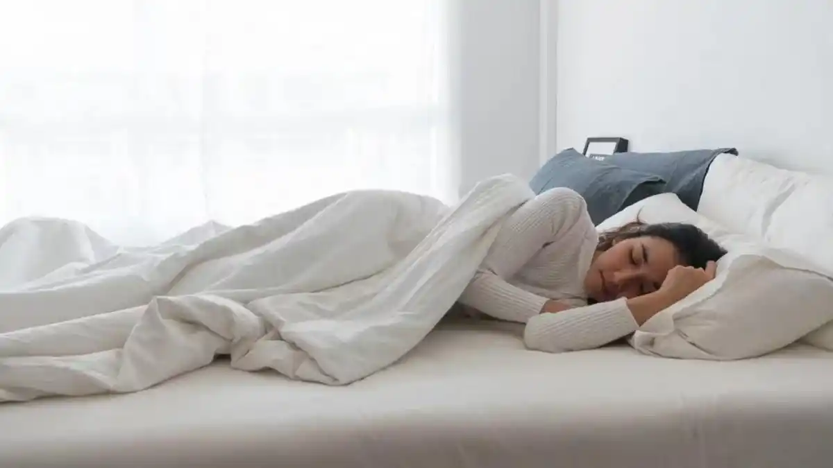 Dormir de costado: qué revela esta postura sobre la personalidad y la salud, según especialistas