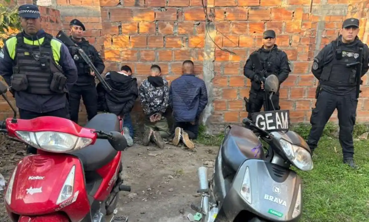 Tucumán: circulaban en una moto robada y llevaban un arma policial sustraída
