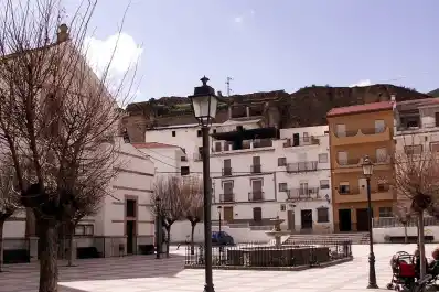 Descubre el pueblo a una hora de Granada con aguas termales medicinales gratis e ideales para jubilados españoles