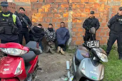 Tucumán: circulaban en una moto robada y llevaban un arma policial sustraída