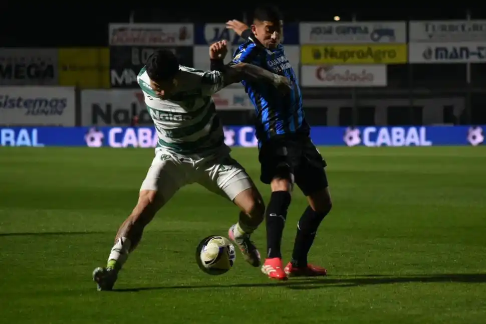 CON LOS DIENTES APRETADOS. El partido en Junín se jugó como una final; Atlético encontró el aire sobre el final y pudo volverse con un punto a Tucumán.