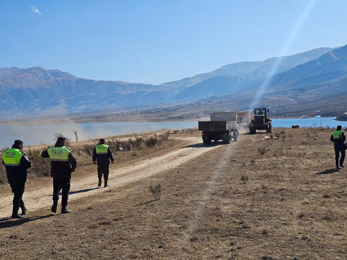 Usurpaciones en El Mollar: una topadora volvió a tirar paredes