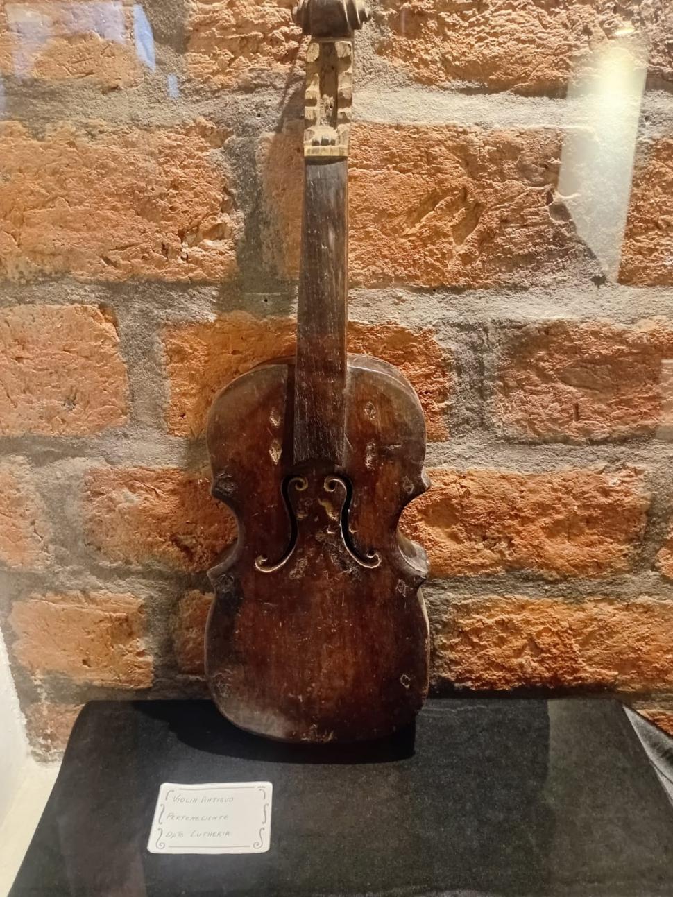 UNA JOYA. Antiguo violín.