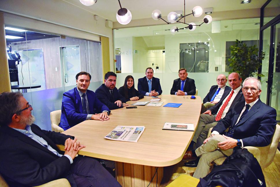 Franco Fiumara (al fondo de la mesa), en su visita a LA GACETA.