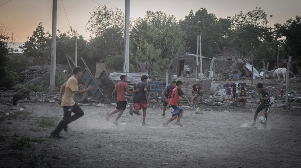 EL FÚTBOL SIEMPRE ESTÁ. En una cancha de tierra y piedras, los chicos dan rienda suelta a la pasión de patear una pelota mientras sueñan con el Club Social y Deportivo Los Vázquez.