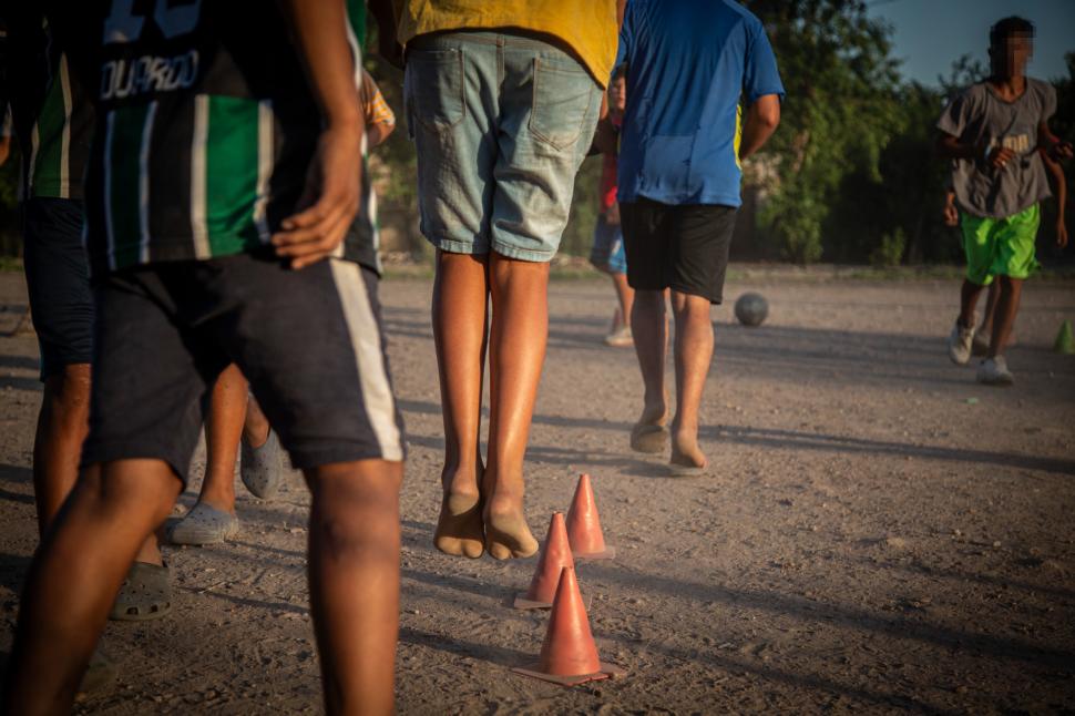PIES DESCALZOS. A la pasión por el deporte que tienen los chicos no la puede frenar ni siquiera de imposibilidad de poder contar con zapatillas.