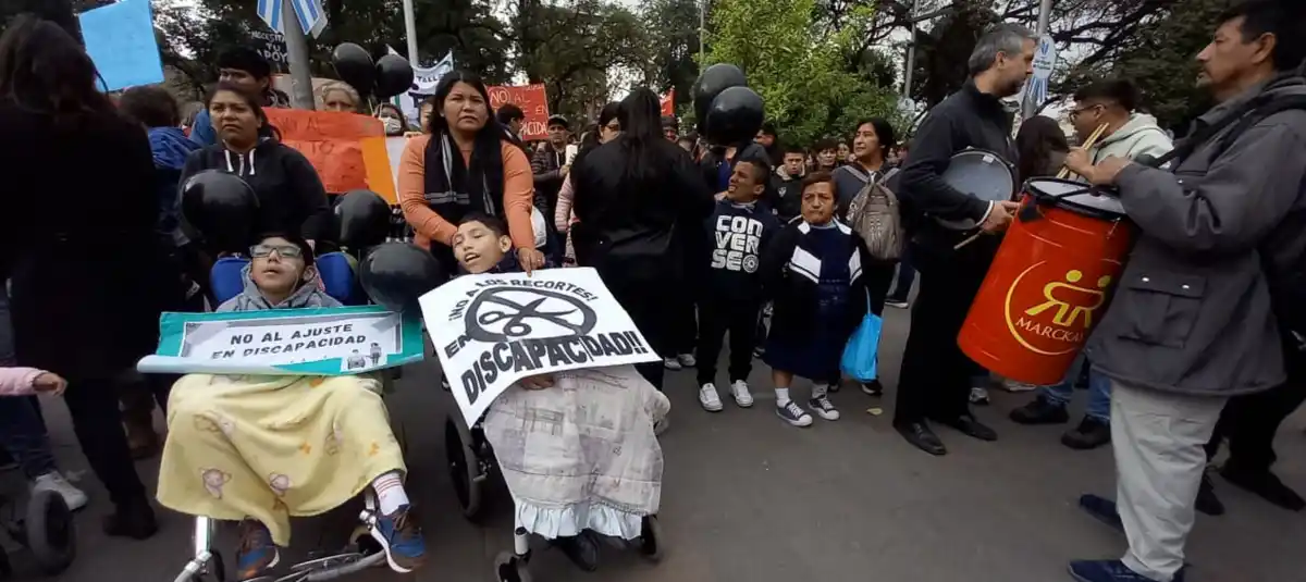 Movilización en la plaza Independencia. LA GACETA / ANALÍA JARAMILLO