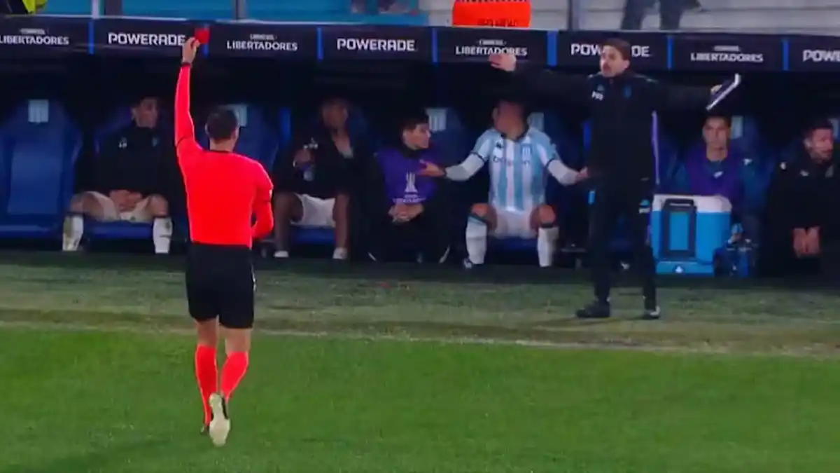 ROJA A ROJO. El momento de la expulsión que sufrió el ex Boca en el partido por Copa Libertadores