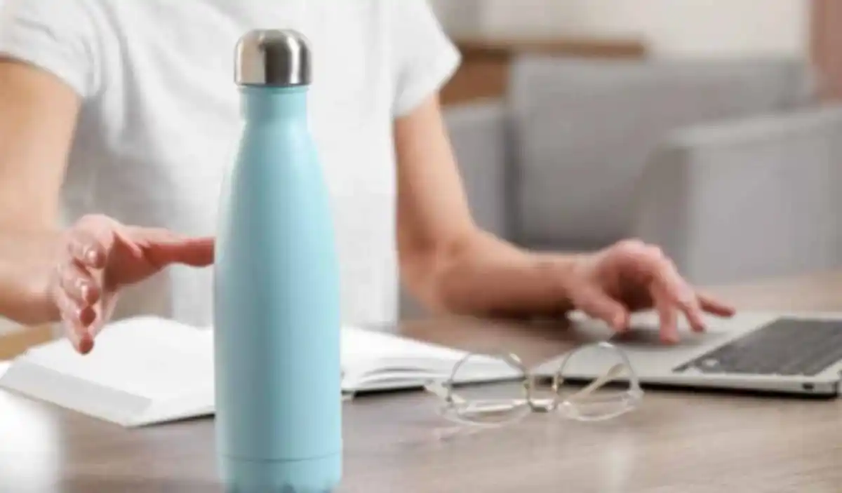 Tu termo podría estar enfermándote: acumula más bacterias que un baño público