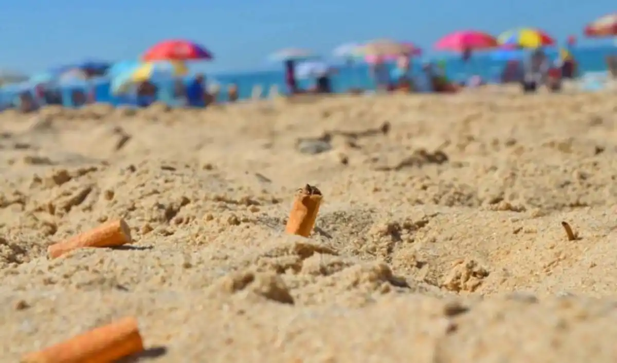 Playas sin tabaco en España y Francia: la polémica prohibición divide a fumadores y no fumadores