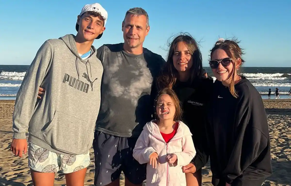 FELICES EN FAMILIA. Luciano Morero posa durante sus vacaciones, junto a sus hijos Matías, Valentina y Sofía; y su esposa Lucía.