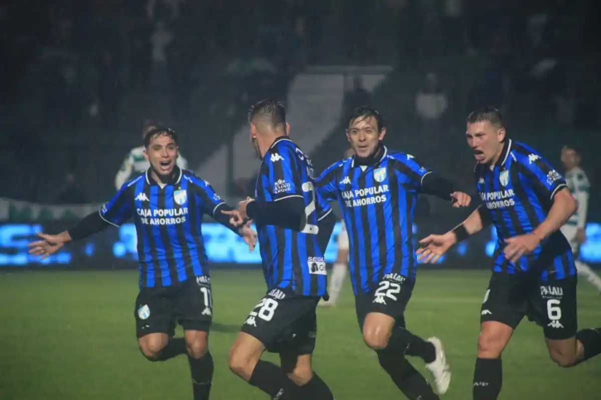 GOL AGÓNICO. Auzqui anotó el 2-2 sobre el final del partido contra Sarmiento de Junín.