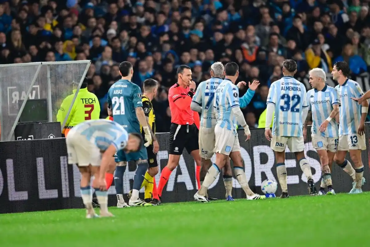 Racing vs Peñarol: Conmebol publicó el audio del VAR del polémico penal a Maravilla Martínez
