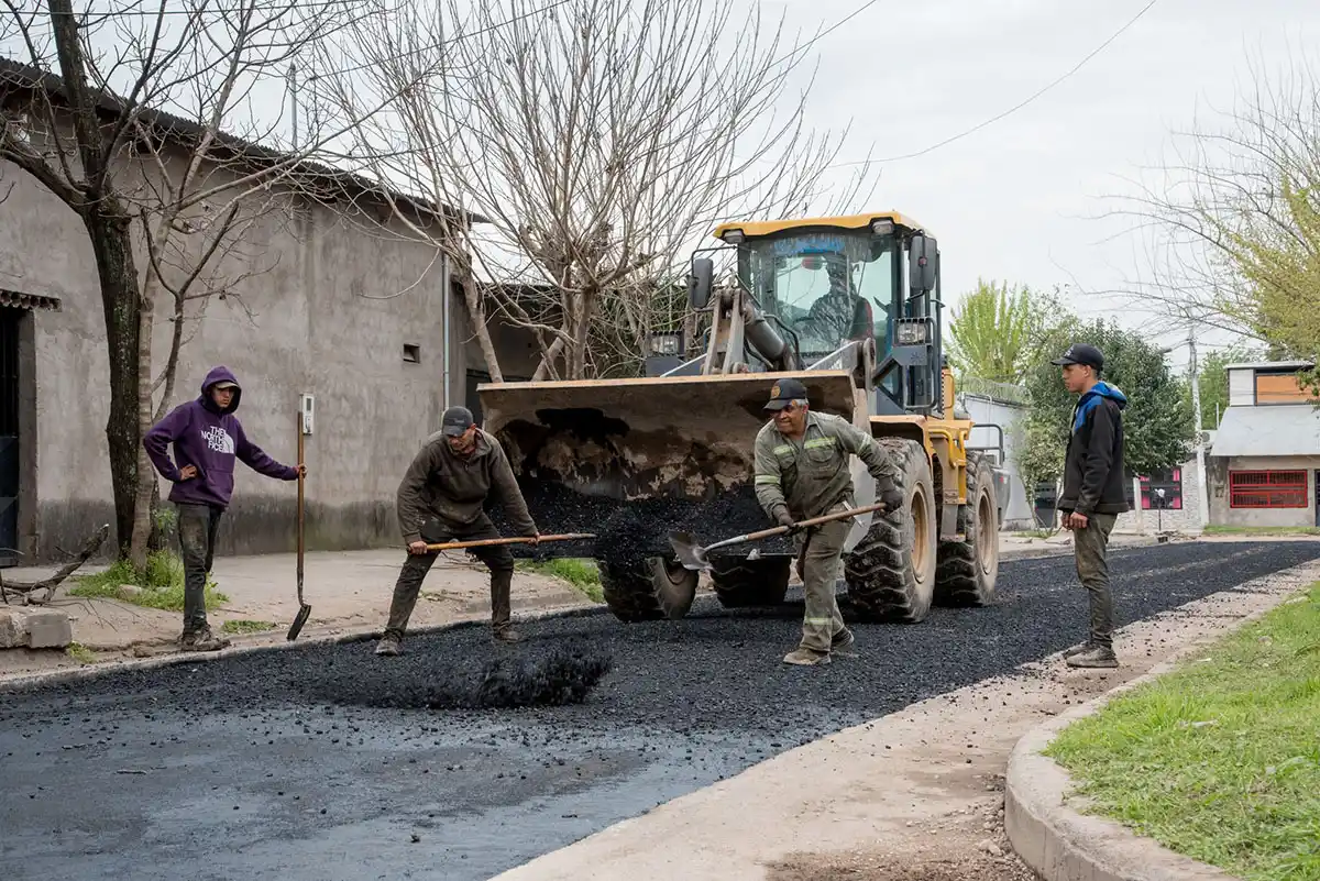 Breves: La Municipalidad capitalina avanza con obras de pavimentación en los barrios