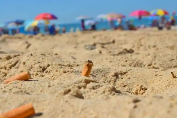 Playas sin tabaco en España y Francia: la polémica prohibición divide a fumadores y no fumadores